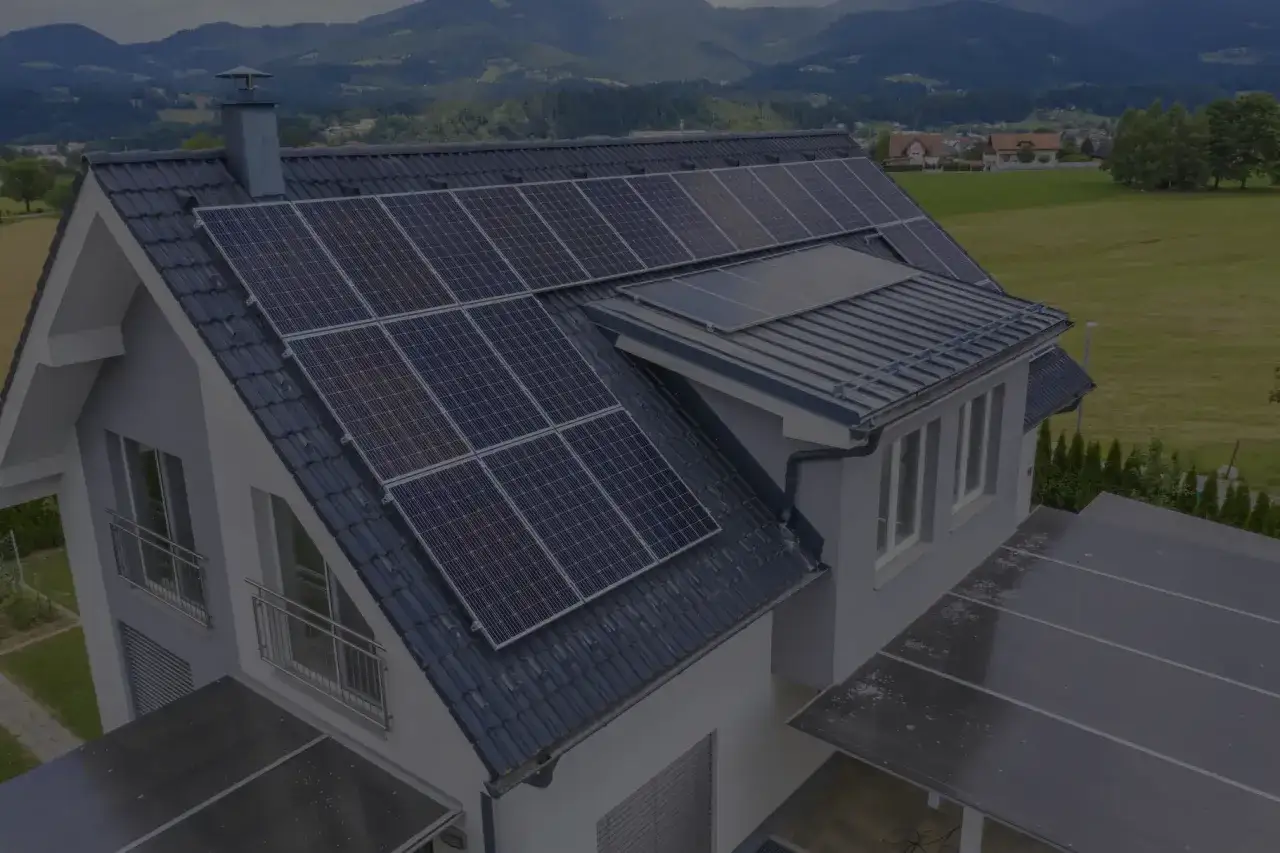 Instalacja fotowoltaiczna 6 kW cena z montażem na dachu domu jednorodzinnego w malowniczej okolicy.