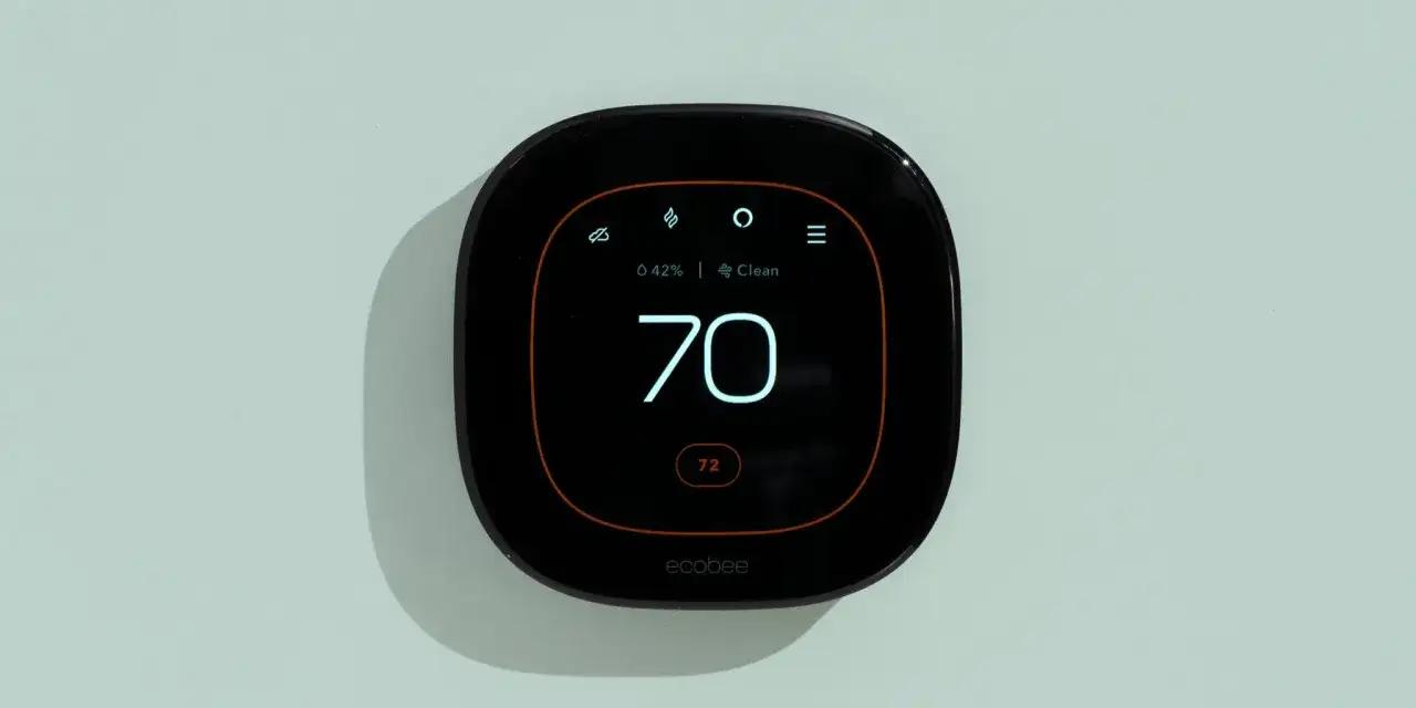 Inteligentny termostat ecobee pokazuje 70 stopni, pomagając w oszczędzaniu energii.