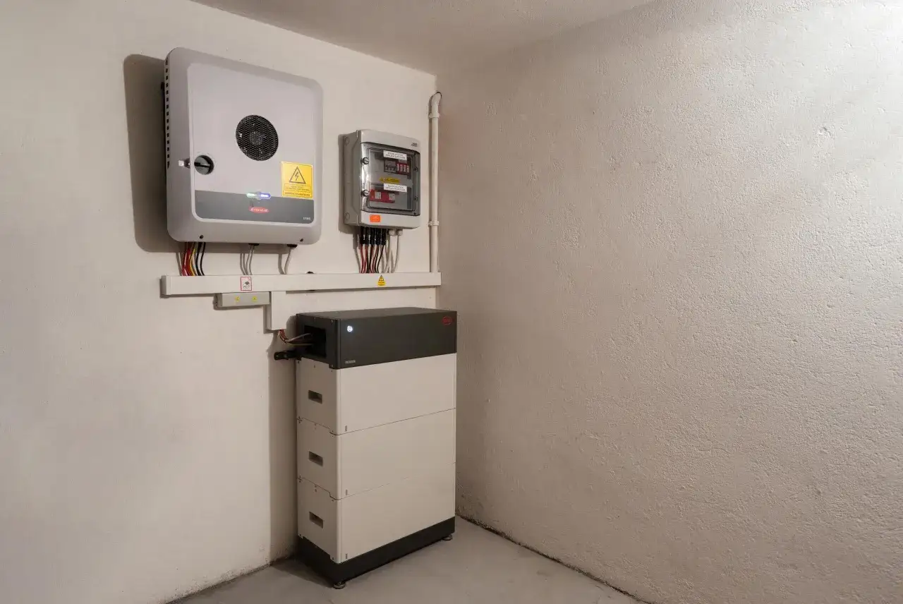 Nowoczesny magazyn energii do fotowoltaiki, z falownikiem i baterią BYD, gotowy do gromadzenia czystej energii.