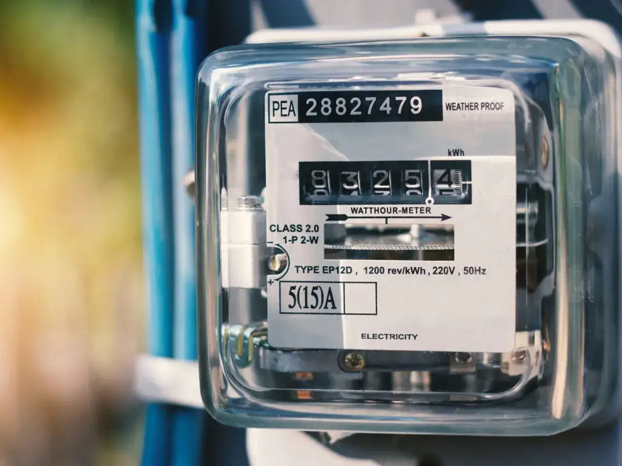 Licznik energii elektrycznej, który pokazuje zużycie prądu. To urządzenie jest kluczowe do rozliczeń według taryfy urzędowej Energa.