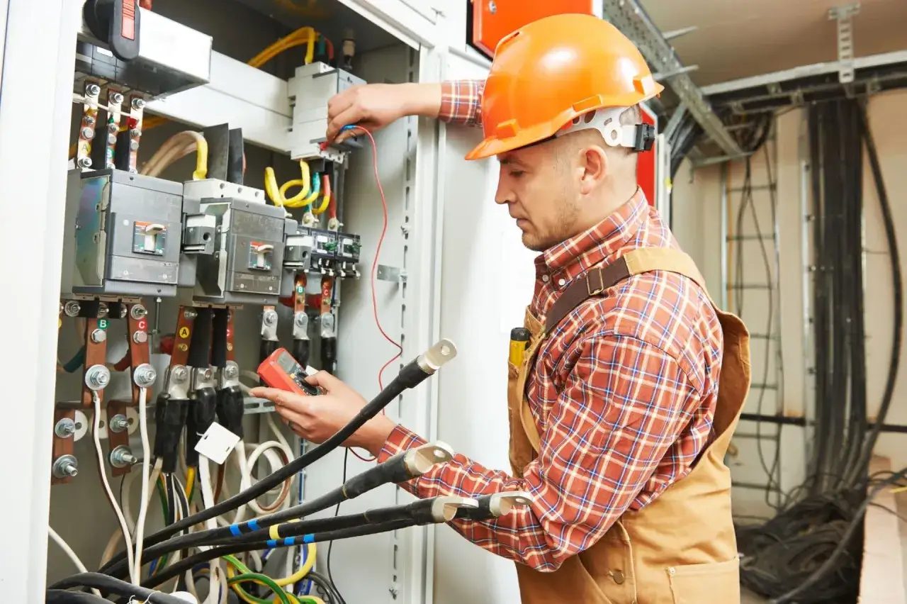 elektryk praca w zespole asekuracja BHP