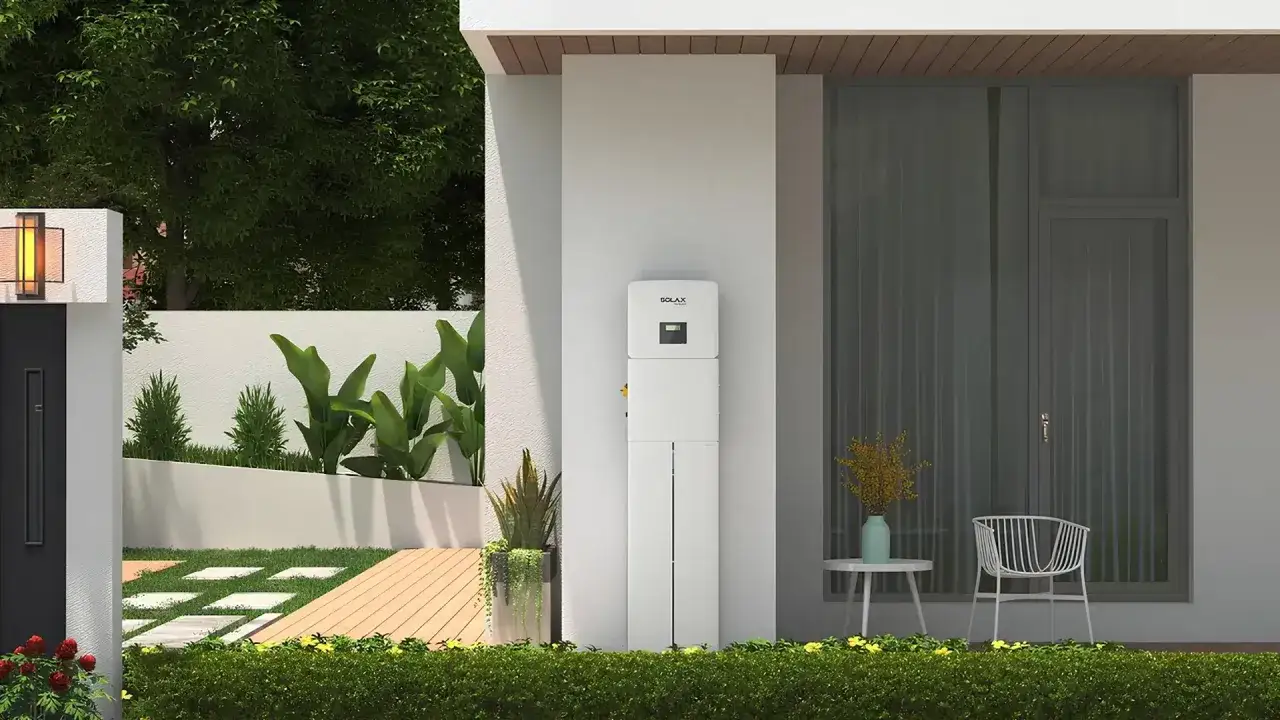 Biały magazyn energii 5 kW, stojący przy nowoczesnym domu, z pewnością wystarczy na zasilenie podstawowych urządzeń.