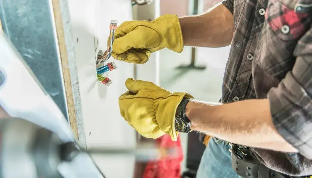 Pomocnik elektryka przy pracy, wsparcie elektryka