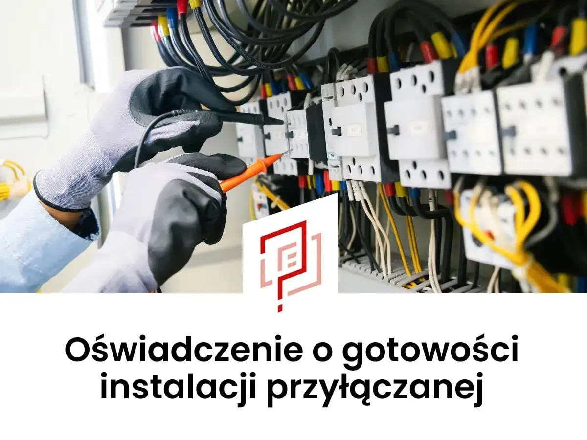 Elektryk w rękawicach sprawdza instalację elektryczną. Dokument potwierdza oświadczenie o gotowości instalacji przyłączanej.