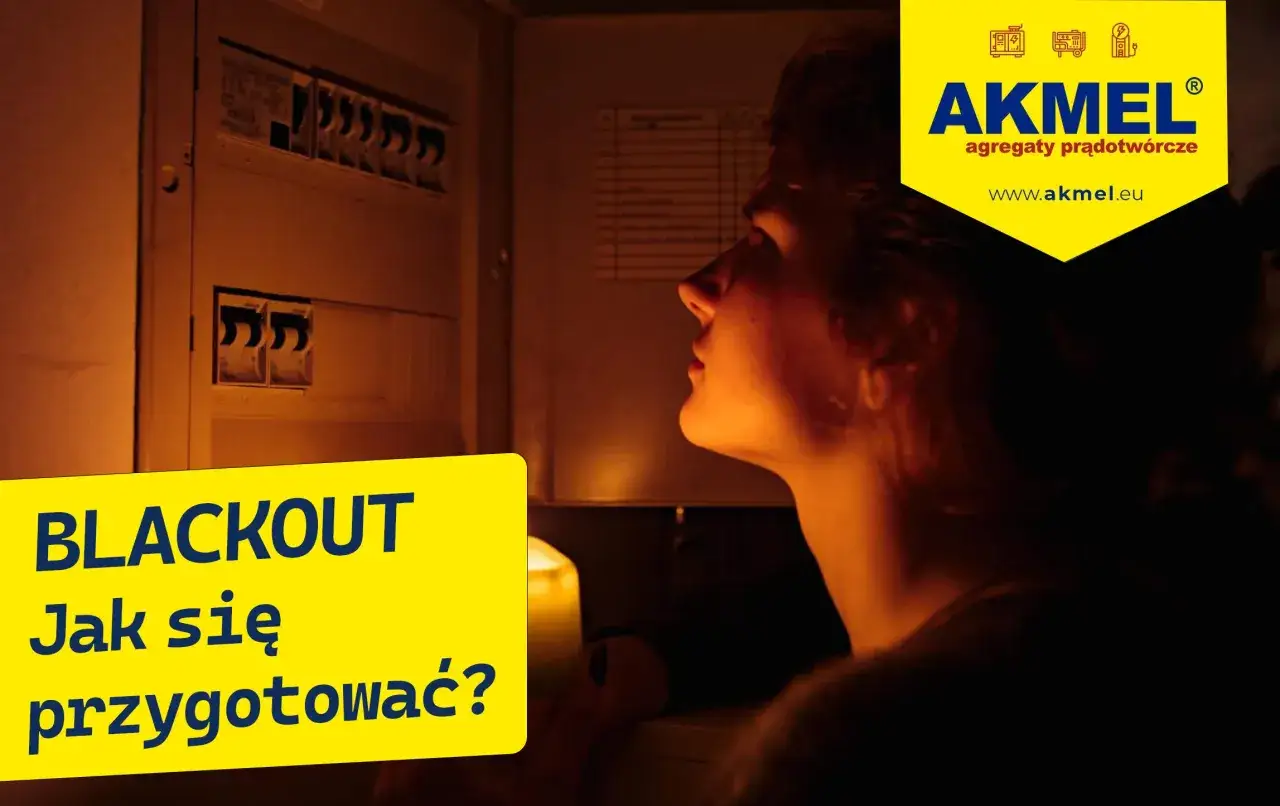 Młoda kobieta patrzy na skrzynkę z bezpiecznikami. Czy wiesz, co to blackout i jak się przygotować?