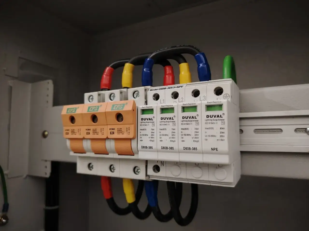 Instalacja elektryczna z zabezpieczeniem przeciwprzepięciowym. Widoczny odgromnik chroniący przed skutkami wyładowań atmosferycznych.