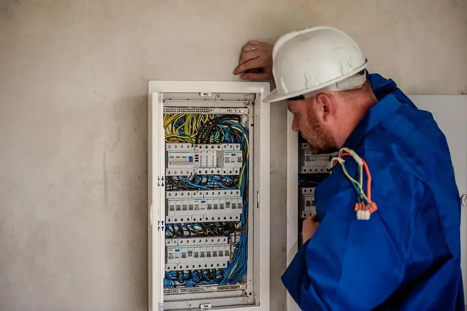 Rozdzielnica elektryczna w zapylonej kotłowni na paliwo stałe