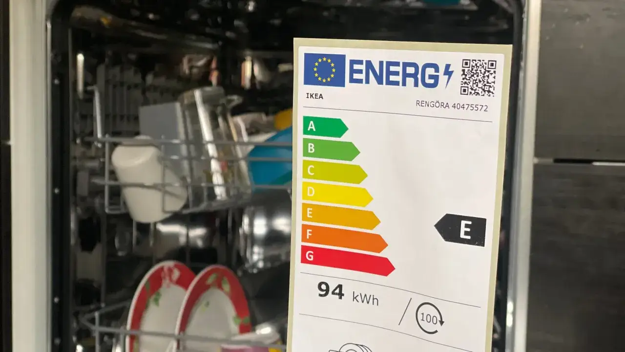 Etykieta energetyczna zmywarki IKEA pokazuje jej klasy energetyczne. Urządzenie ma klasę E, co oznacza umiarkowane zużycie energii.