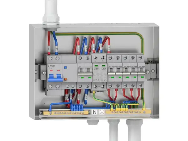 Wnętrze metalowej skrzynki elektrycznej z widocznym głównym wyłącznikiem 32A i kilkoma mniejszymi wyłącznikami 16A, wszystko starannie okablowane.