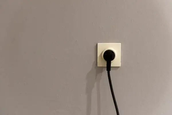 Gniazdko elektryczne z wtyczką. Zastanawiasz się nad taryfą urzędową Energa?