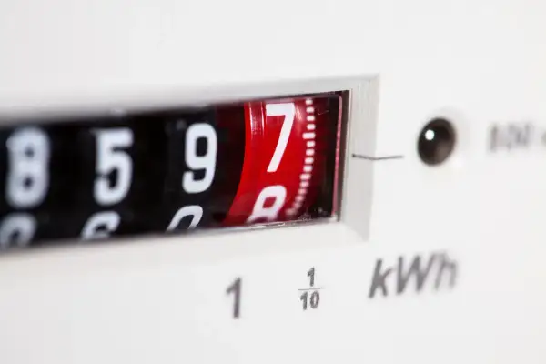 Zbliżenie na licznik energii elektrycznej, widoczne cyfry 8597. To obraz doładowania licznika przedpłatowego.