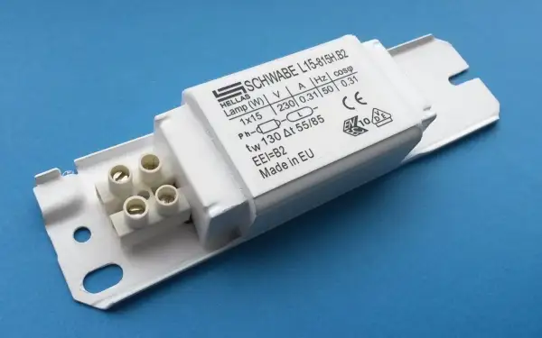 Biały statecznik elektryczny marki SCHWABE, model L15-815H.B2, z oznaczeniami technicznymi i symbolem CE.