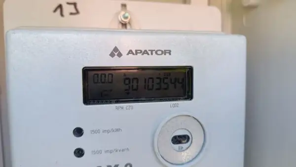 Cyfrowy licznik energii elektrycznej APATOR. Na wyświetlaczu widoczny numer 90103544, pomocny przy odczycie licznika prądu.