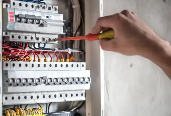 Zarobki elektryka za granicą: Ranking krajów i kluczowe czynniki