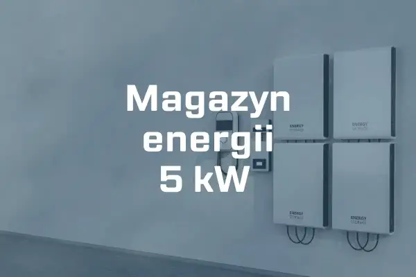 Nowoczesny magazyn energii 5 kW, cztery białe moduły na ścianie, gotowe do przechowywania energii.